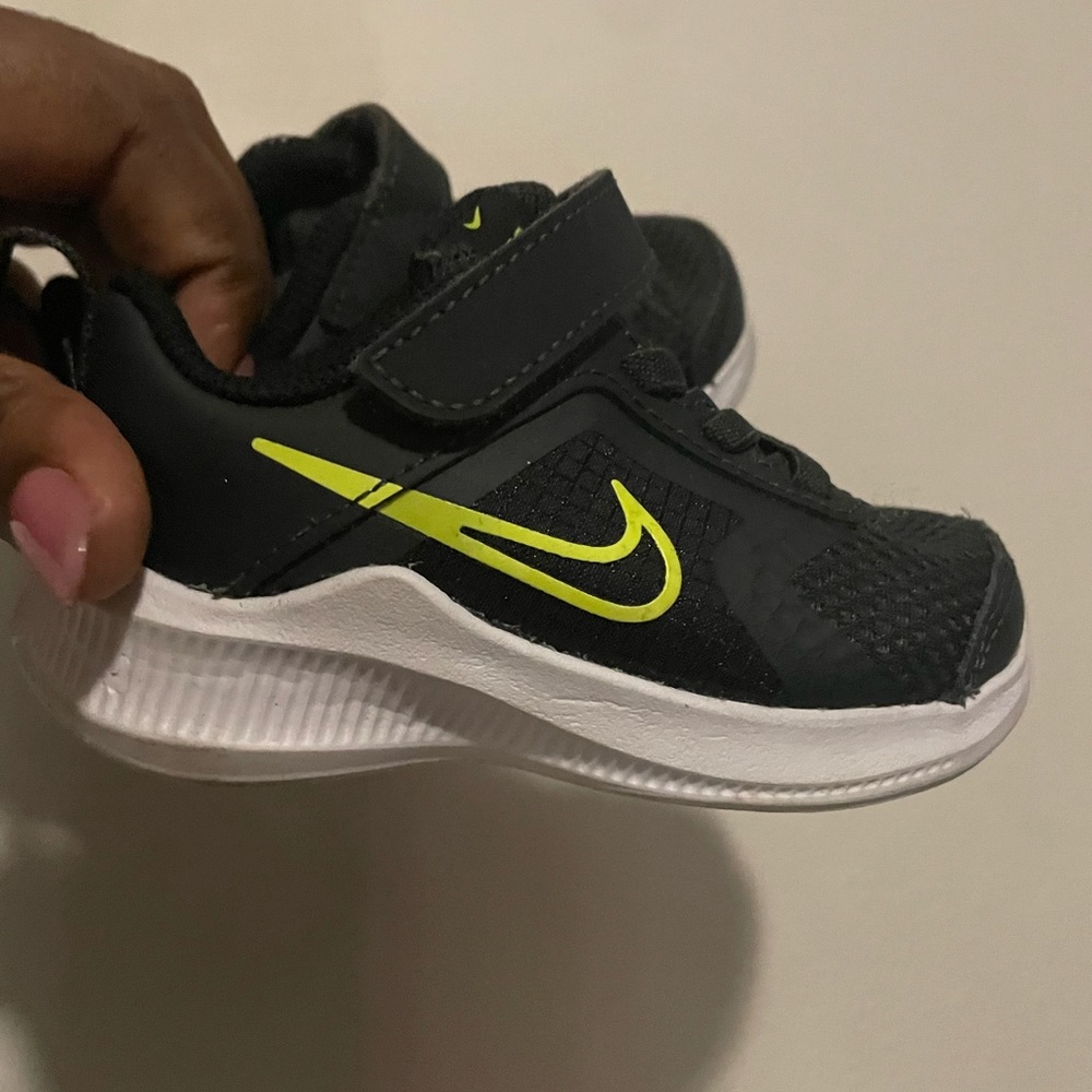 NIKE black downshifter Toddler Sneakers SIZE5